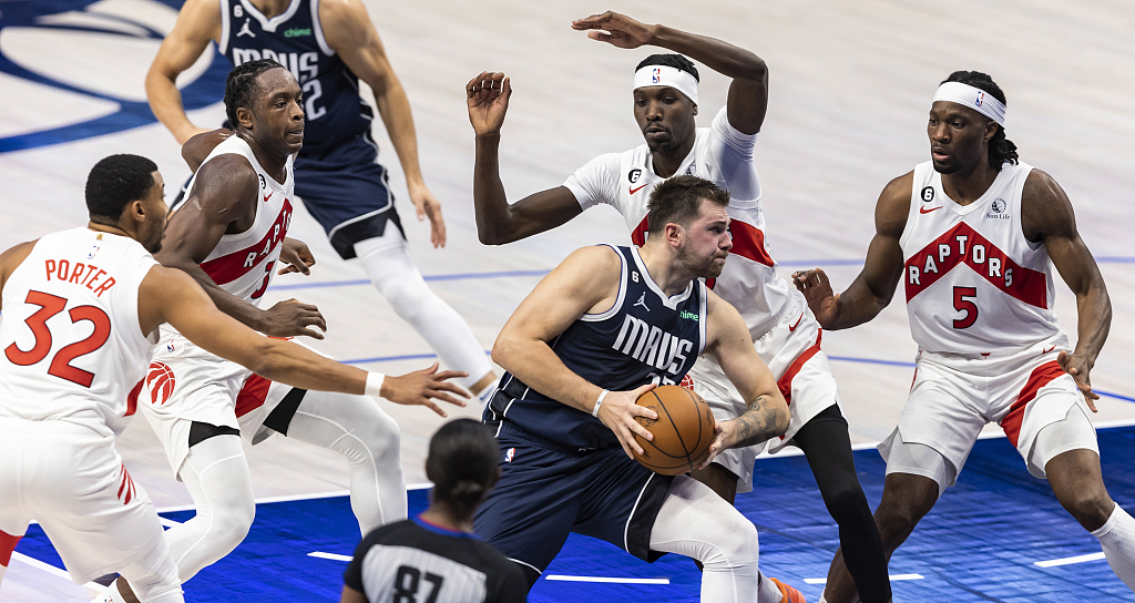 Luka Doncic (C) of the Dallas Mavericks drives in the game against the Toronto Raptors at American Airlines Center in Dallas, Texas, November 4, 2022. /CFP