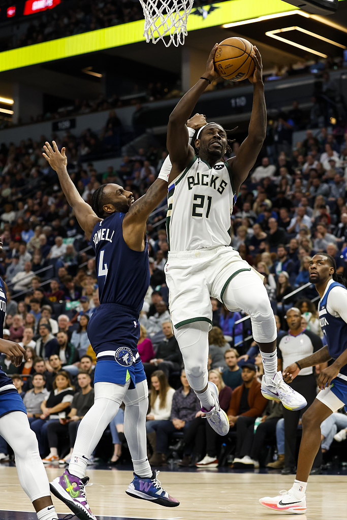Jrue Holiday (#21) of the Milwaukee Bucks drives toward the rim in the game against the Minnesota Timberwolves at Target Center in Minneapolis, Minnesota, November 4, 2022. /CFP