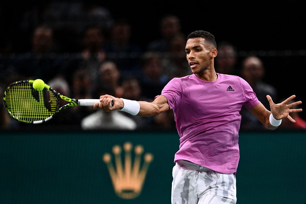 Felix Auger-Aliassime of Canada plays a forehand return during the Paris Masters in Paris, France, November 4, 2022. /CFP