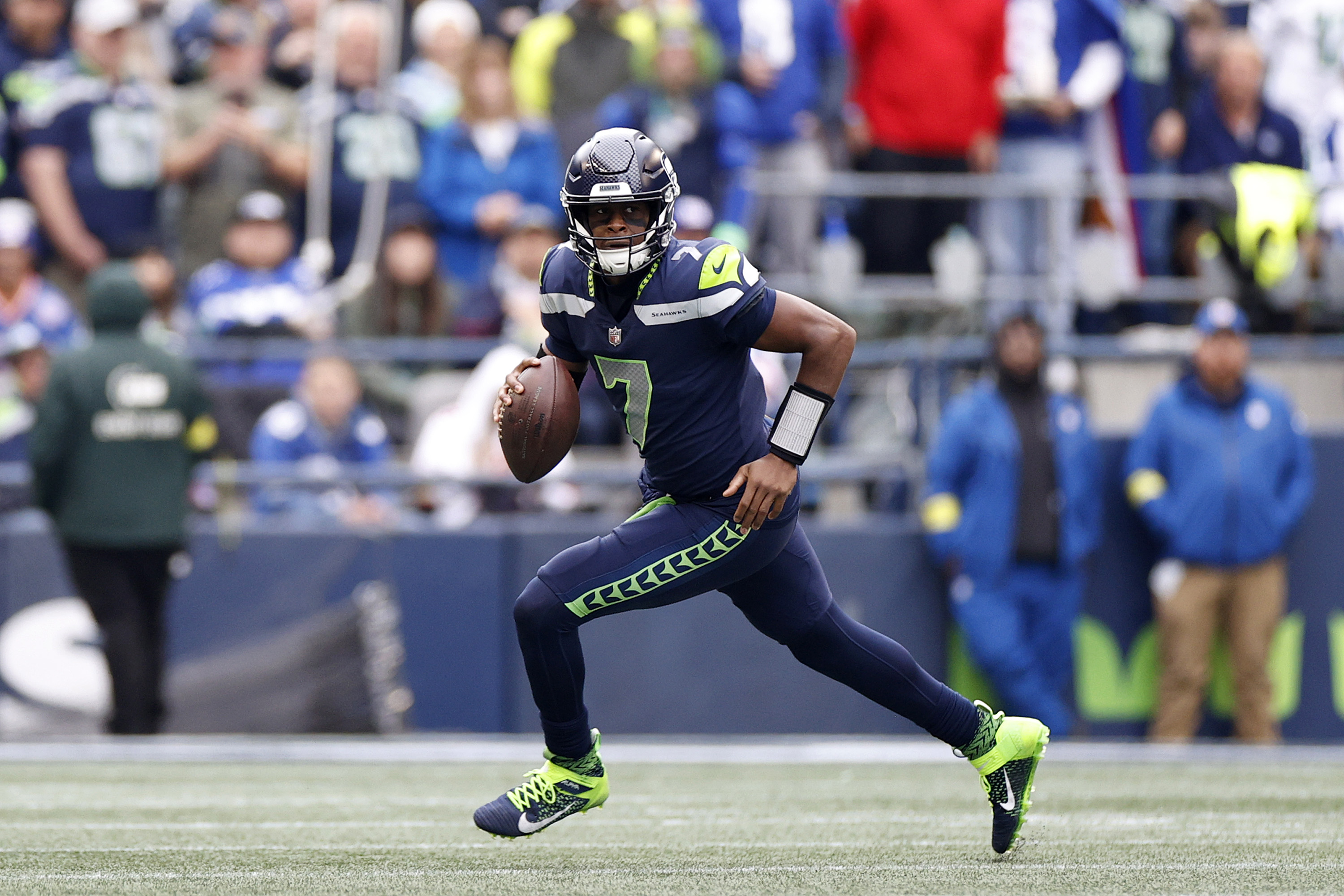 Quarterback Geno Smith of the Seattle Seahawks looks to pass in the game against the New York Giants at Lumen Field in Seattle, Washington, October 30, 2022. /CFP