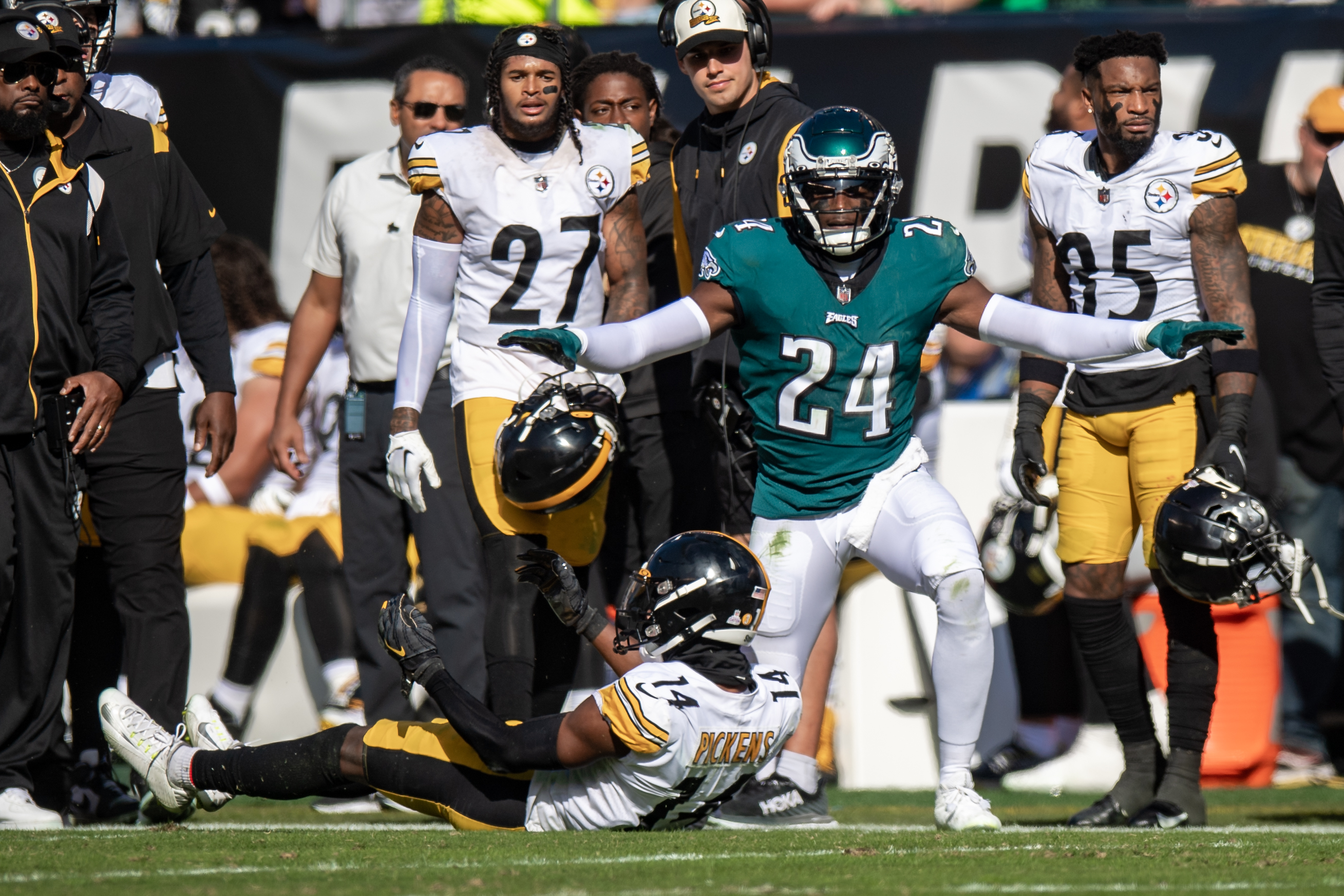 Cornerback James Bradberry (#24) of the Phiadelphia Eagles breaks up a pass of the Pittsburgh Steelers in the game at Lincoln Financial Field in Philadelphia, Pennsylvania, October 30, 2022. /CFP