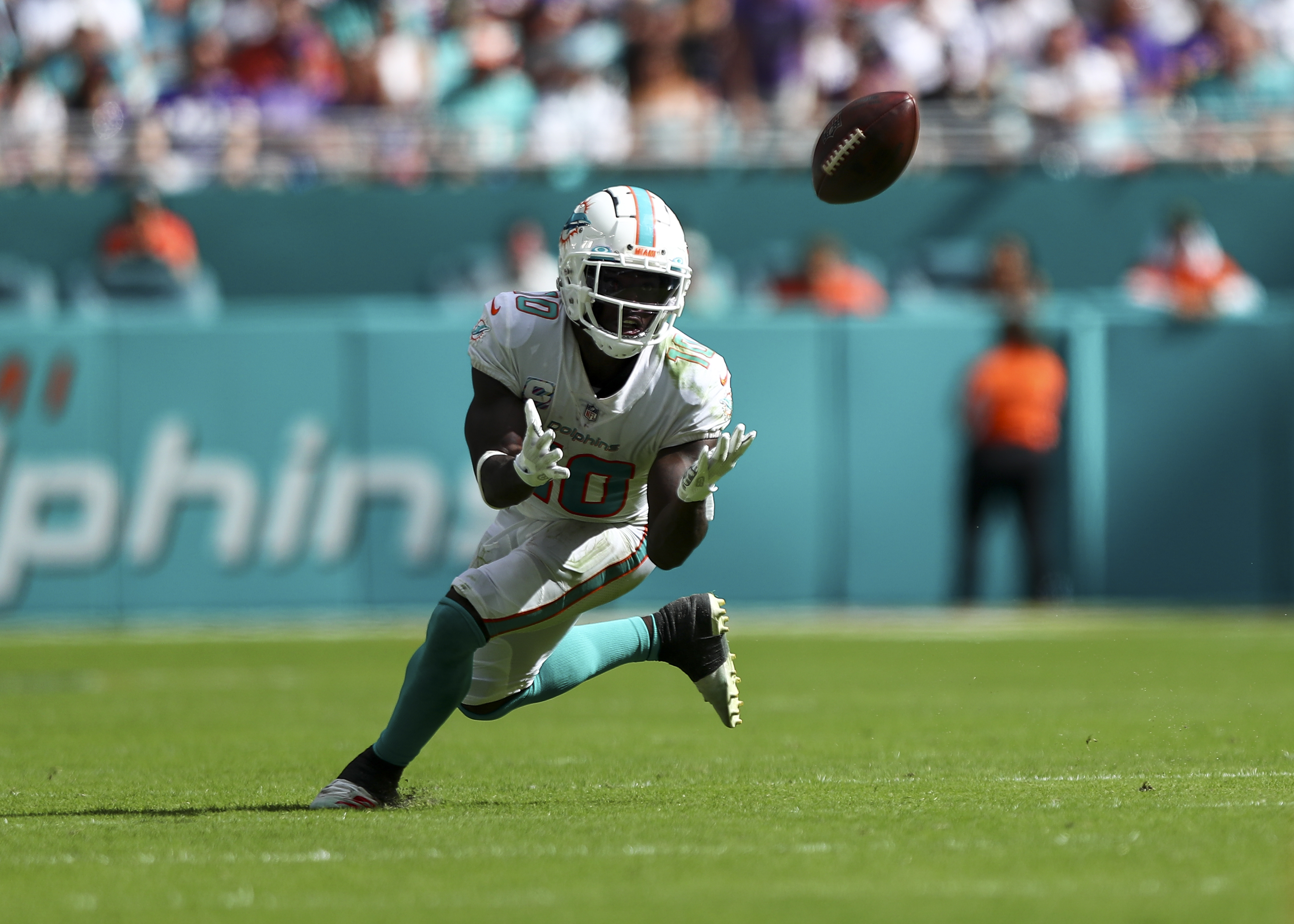 Wide receiver Tyreek Hill  of the Miami Dolphins catches a pass in the game against the Minnesota Vikings at Hard Rock Stadium in Miami Gardens, Florida, October 16, 2022. /CFP 