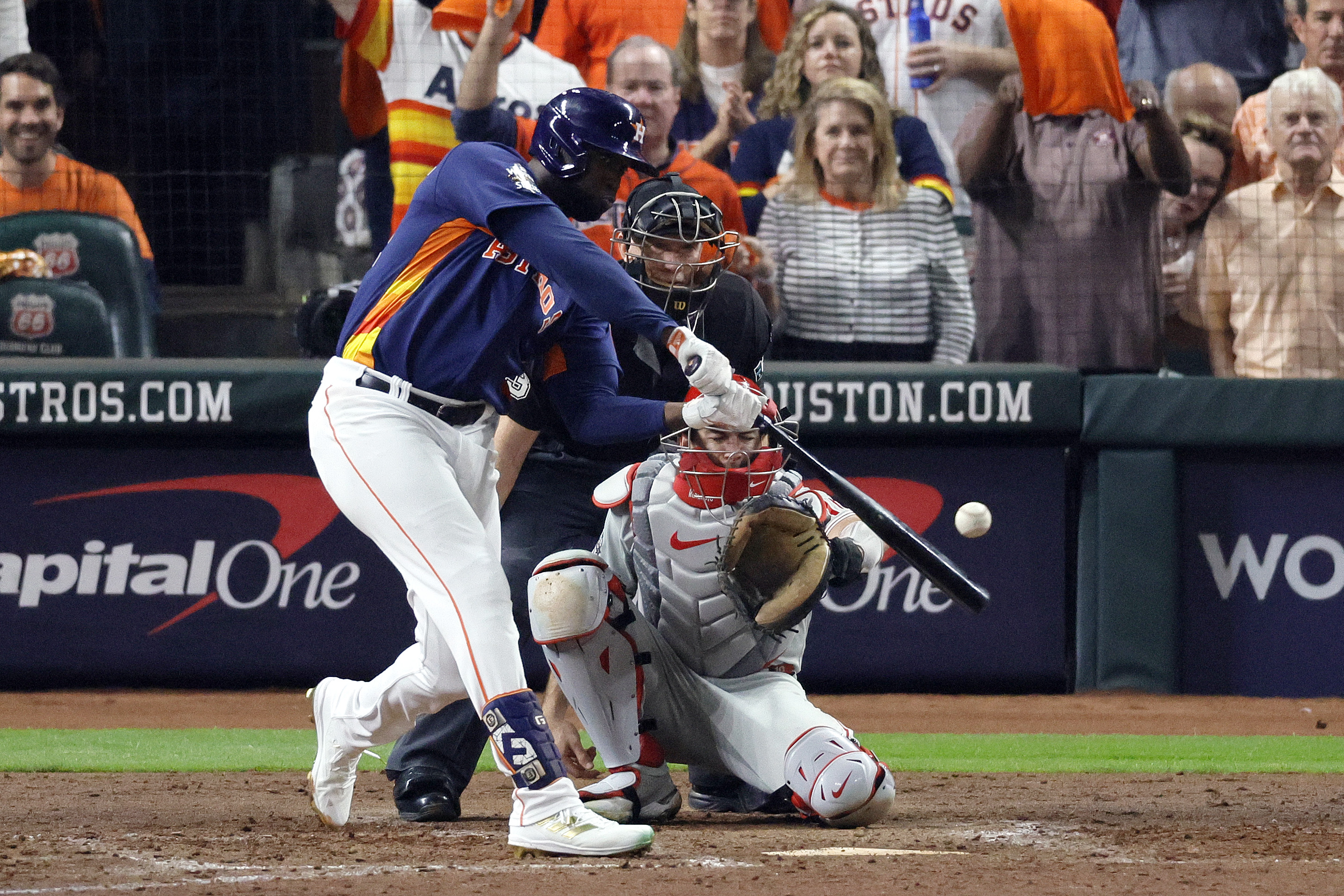Left fielder Yordan Alvarez (L) of the Houston Astros hits a three-run homer during the sixth inning in Game 6 of the MLB World Series against the Philadelphia Phillies at the Minute Maid Park in Houston, Texas, November 5, 2022. /CFP