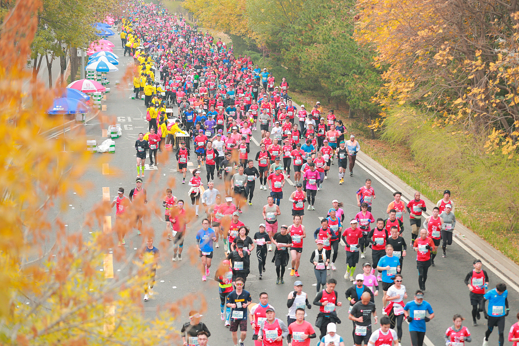 Runners seen during the Beijing Marathon in Beijing, China, November 6, 2022. /CFP 