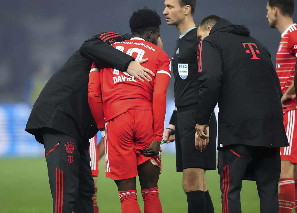 Alphonso Davies (C) of Bayern Munich suffers an injury in the back of his right thigh in the Bundesliga game against Hertha Berlin at Olympiastadion in Berlin, Germany, November 5, 2022. /CFP