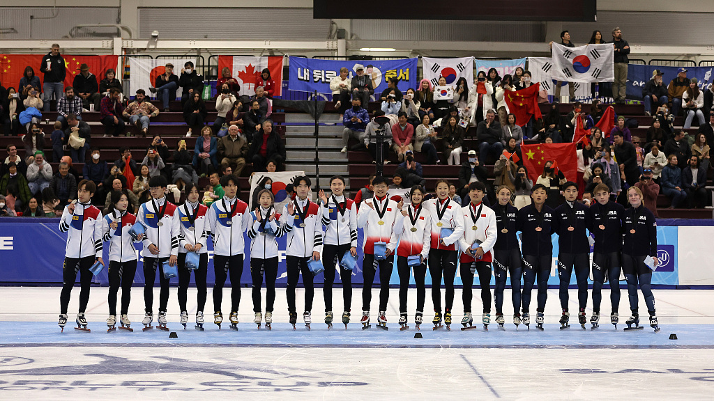 (L-R) Team South Korea, Team China, and Team USA pose for a picture after the 2,000m mixed relay final at the ISU Short Track Speed Skating World Cup in Salt Lake City, U.S., November 5, 2022. /CFP
