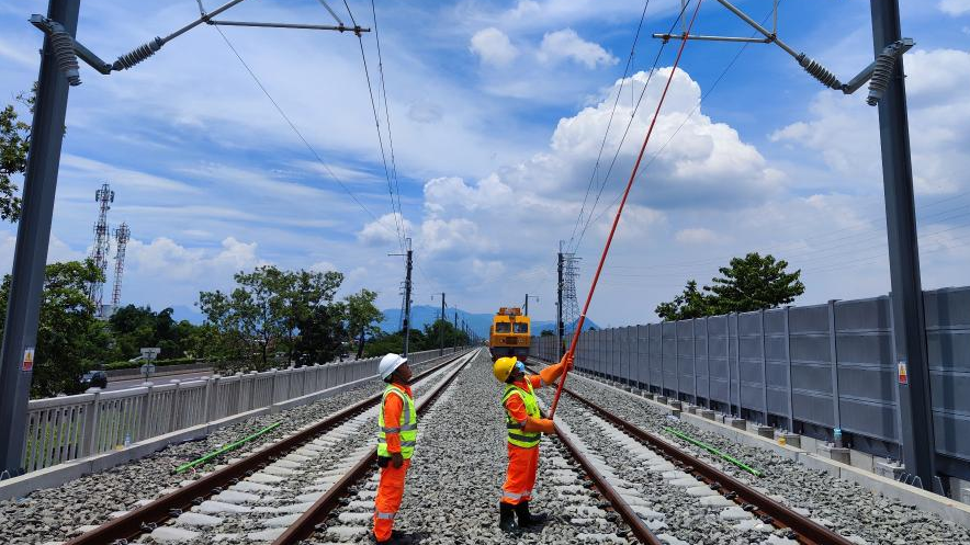 Workers conduct power checks on the test section of the Jakarta-Bandung high-speed railway in Bandung, Indonesia, November 5, 2022. /Xinhua