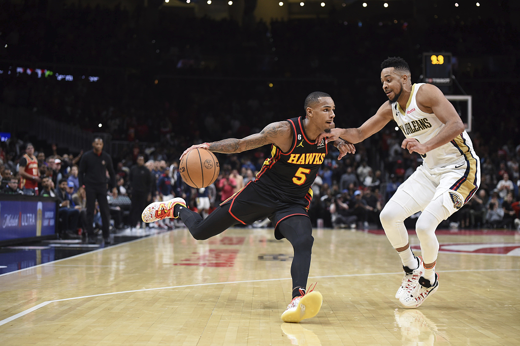 Dejounte Murray (#5) of the Atlanta Hawks penetrates in the game against the New Orleans Pelicans at State Farm Arena in Atlanta, Georgia, November 5, 2022. /CFP