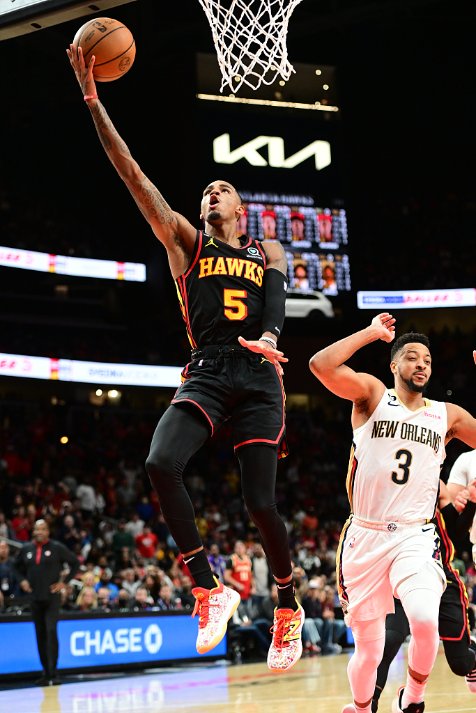 Dejounte Murray (#5) of the Atlanta Hawks drives toward the rim in the game against the New Orleans Pelicans at State Farm Arena in Atlanta, Georgia, November 5, 2022. /CFP