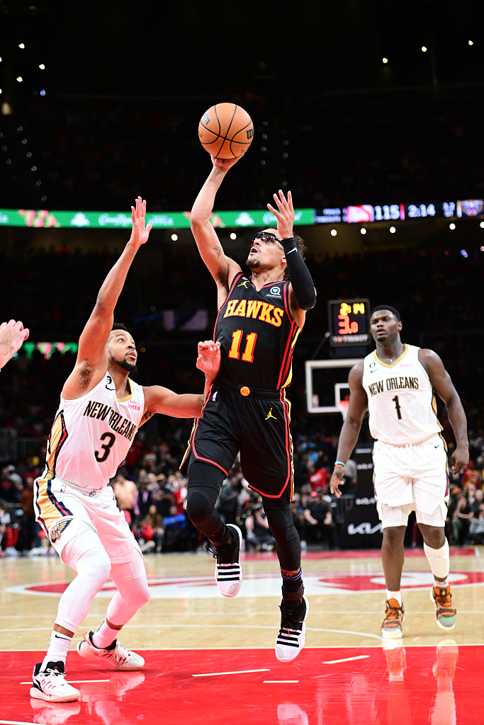 Trae Young (#11) of the Atlanta Hawks shoots in the game against the New Orleans Pelicans at State Farm Arena in Atlanta, Georgia, November 5, 2022. /CFP