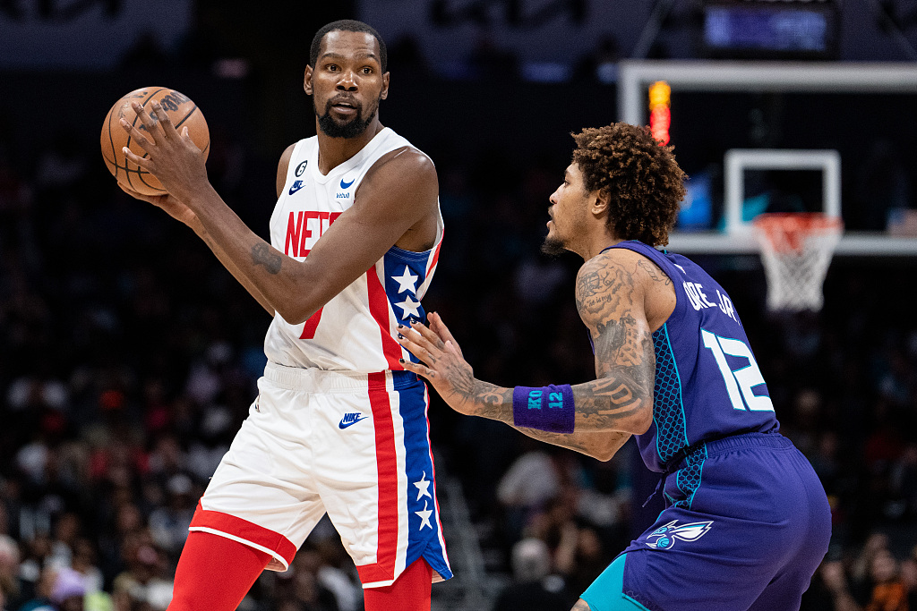 Kevin Durant (L) of the Brooklyn Nets holds the ball in the game against the Charlotte Hornets at Spectrum Center in Charltte, North Carolina, November 5, 2022. /CFP