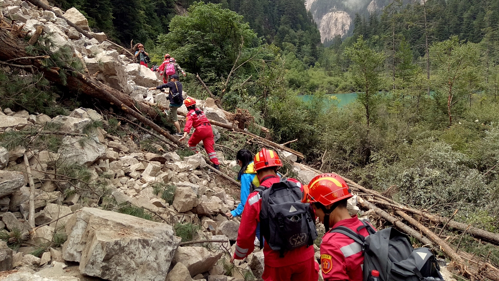 Reporters are with rescue workers into the core disaster area after the earthquake in Jiuzhaigou County, southwest China's Sichuan Province, August 10, 2017. /CFP 