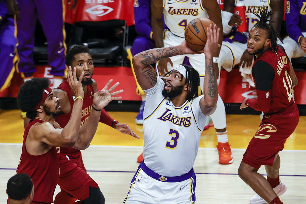 Anthony Davis (#3) of the Los Angeles Lakers shoots in the game against the Cleveland Cavaliers at Crypto.com Arena in Los Angeles, California. November 7, 2022. /CFP