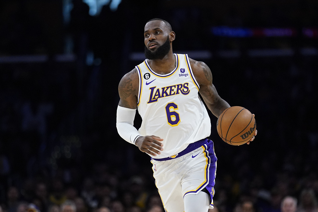 LeBron James of the Los Angeles Lakers dribbles in the game against the Cleveland Cavaliers at Crypto.com Arena in Los Angeles, California. November 7, 2022. /CFP