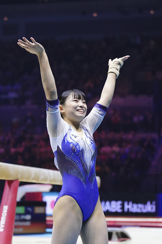 Japan's Watanabe Hazuki responds to the spectators after performing during the women's balance beam final at the World Gymnastics Championships in Liverpool, England, November 6, 2022. /CFP 