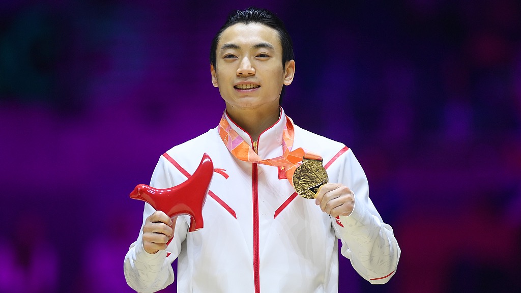 China's Zou Jingyuan poses with the gold medal during the award ceremony for men's parallel bars final at the World Gymnastics Championships at M&S Bank Arena in Liverpool, England, November 6, 2022. /CFP