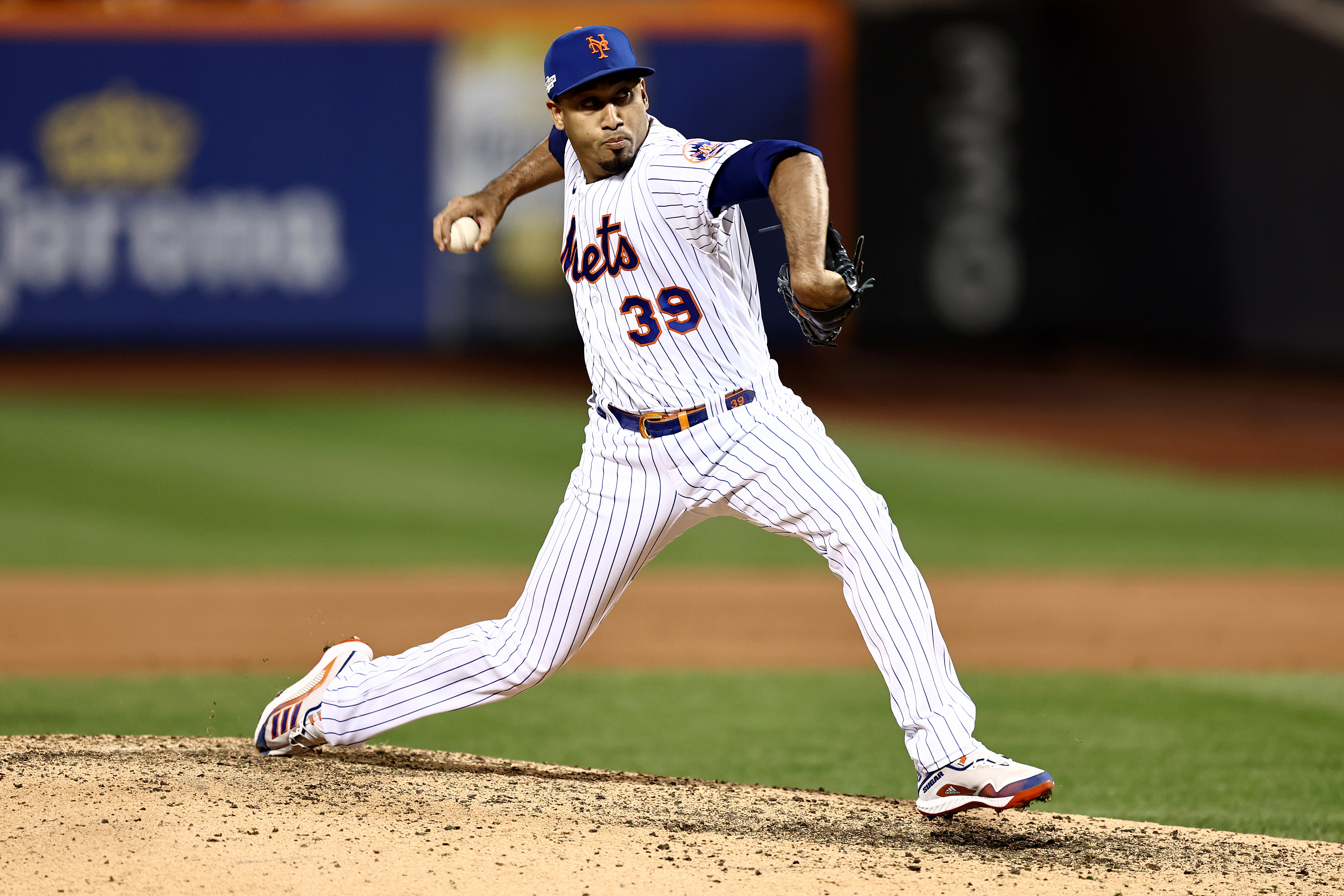 Pitcher Edwin Diaz of the New York Mets pitches during the eighth inning in Game 3 of the National League Wild Card Series against the San Diego Padres at Citi Field in New York City, New York, October 9, 2022. /CFP 
