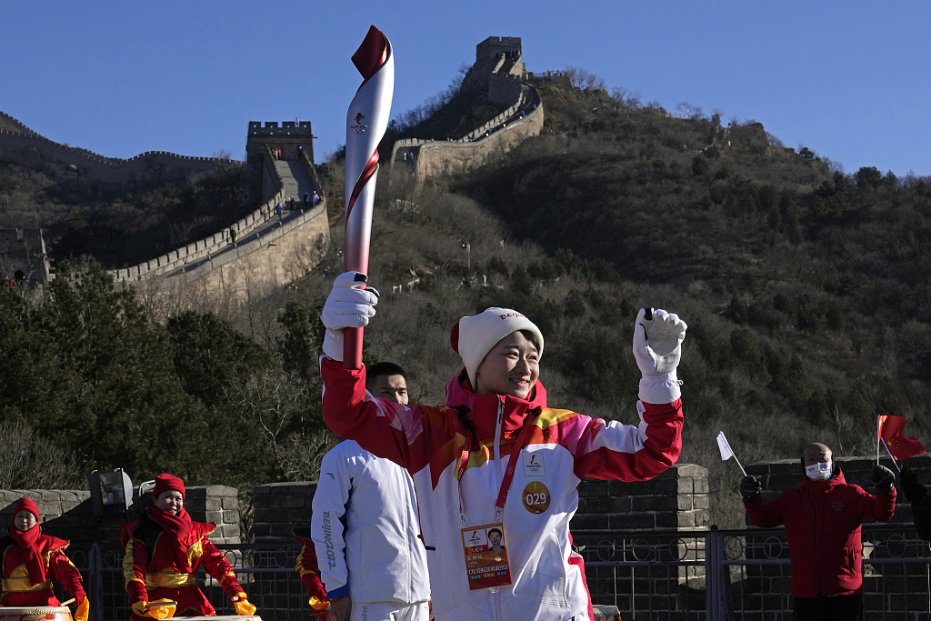 Taekwondo athlete Wu Jingyu of China carries the 2022 Winter Olympic flame at the Badaling Great Wall in Beijing, February 3, 2022. /CFP