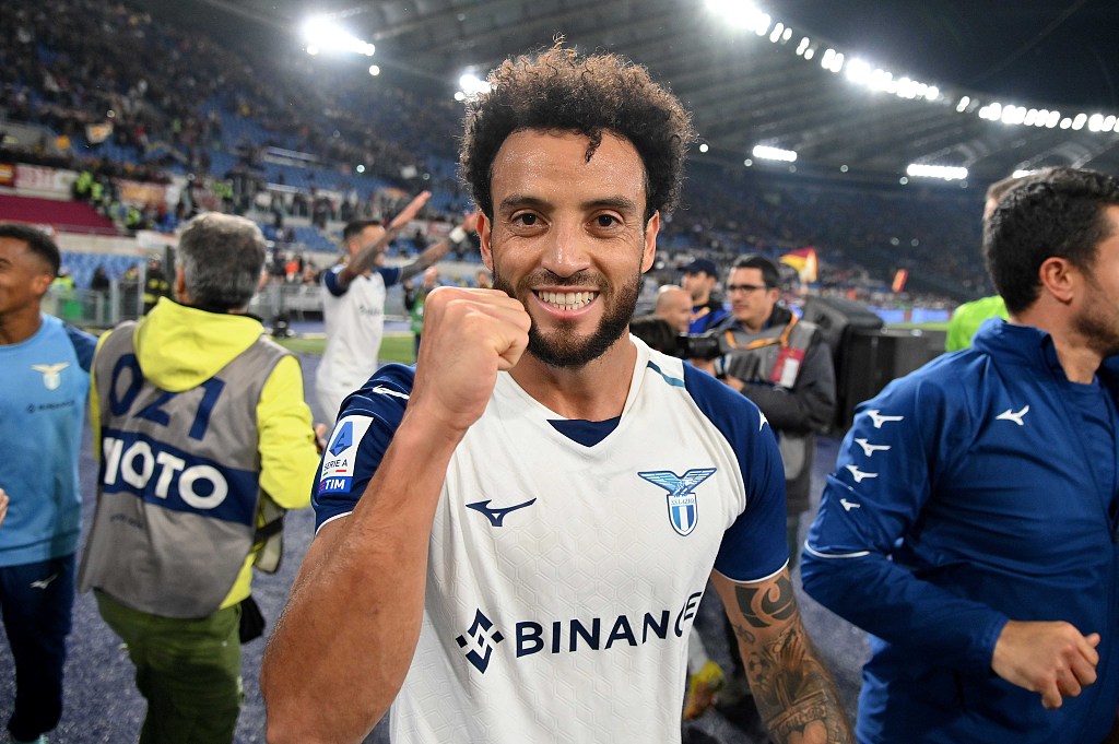 Felipe Anderson of Lazio celebrates a victory after the Serie A match between Roma and Lazio at Stadio Olimpico in Rome, Italy, November 6, 2022. /CFP