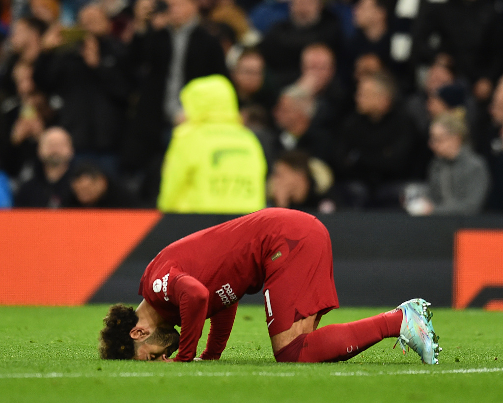 Mohamed Salah of Liverpool kisses the pitch after scoring a brace against Tottenham Hotspur during their Premier League match at Tottenham Hotspur Stadium in London, England, November 6, 2022. /CFP