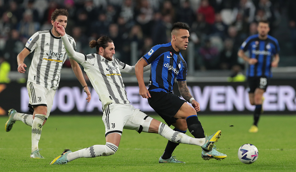 Adrien Rabiot (C) of Juventus challenges Lautaro Martinez of Inter Milan during their Serie A match at Allianz Stadium in Turin, Italy, November 6, 2022. /CFP