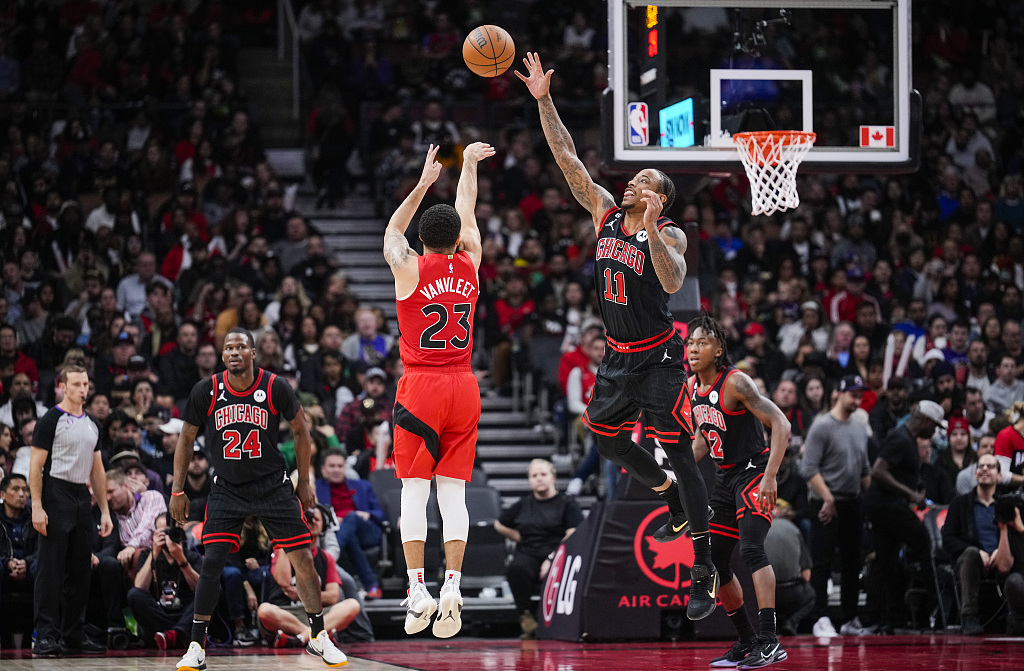 Fred VanVleet (#23) of the Toronto Raptors shoots in the game against the Chicago Bulls at Scotiabank Arena in Toronto, Canada, November 6, 2022. /CFP