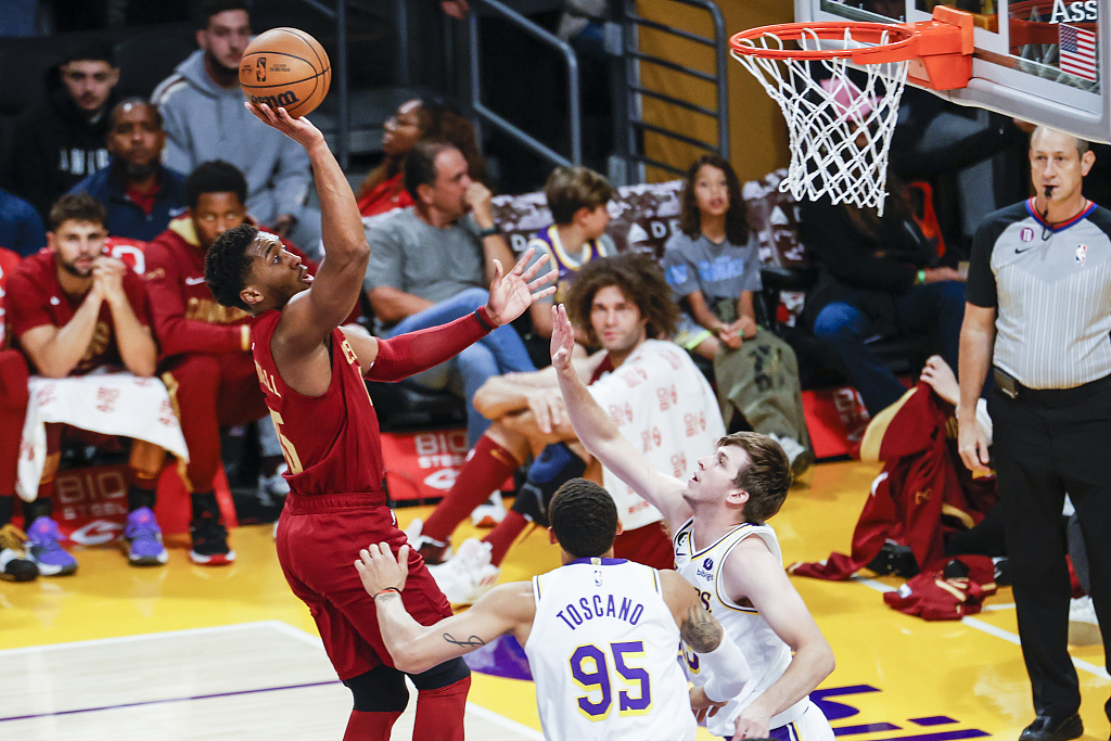 Donovan Mitchell (L) of the Cleveland Cavaliers shoots in the game against the Los Angeles Lakers at Crypto.com Arena in Los Angeles, California