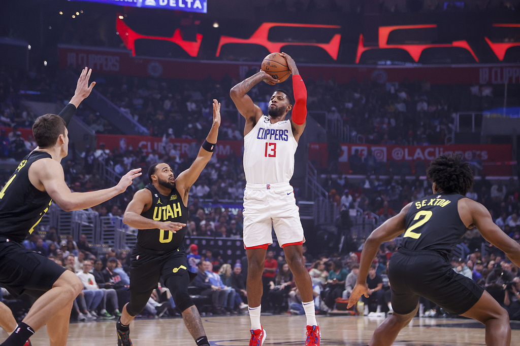 Paul George (#13) of the Los Angeles Clippers shoots in the game against the Utah Jazz at Crypto.com Arena in Los Angeles, California, November 6, 2022. /CFP