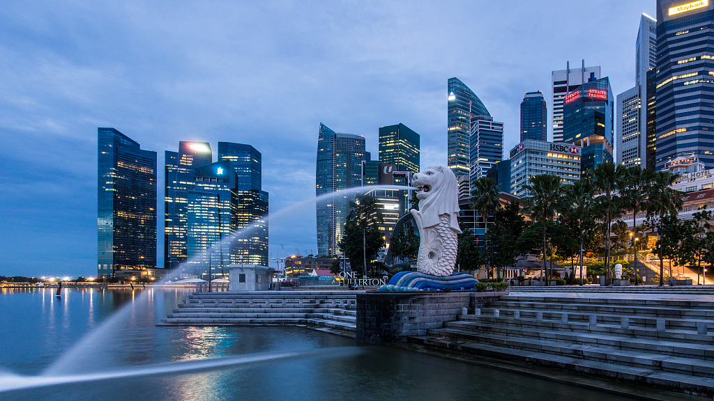 Early morning panoramic view of Marina Bay in Singapore with the Merlion and the Commercial Business District skyline. /VCG