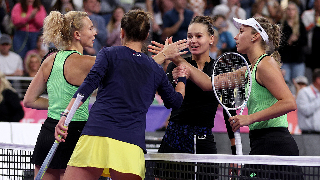 (L-R) Katerina Siniakova, Barbora Krejcikova, Veronika Kudermetova and Elise Mertens shake hands after the WTA Finals doubles final in Fort Worth, U.S., November 7, 2022. /CFP