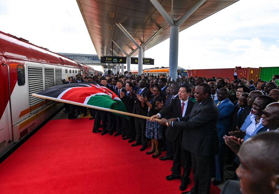 Kenyan President Uhuru Kenyatta and Chinese State Councilor Wang Yong attended the launch ceremony for the Nairobi-Naivasha Standard Gauge Railway cargo service in Nairobi, Kenya, December 17, 2019. /Xinhua