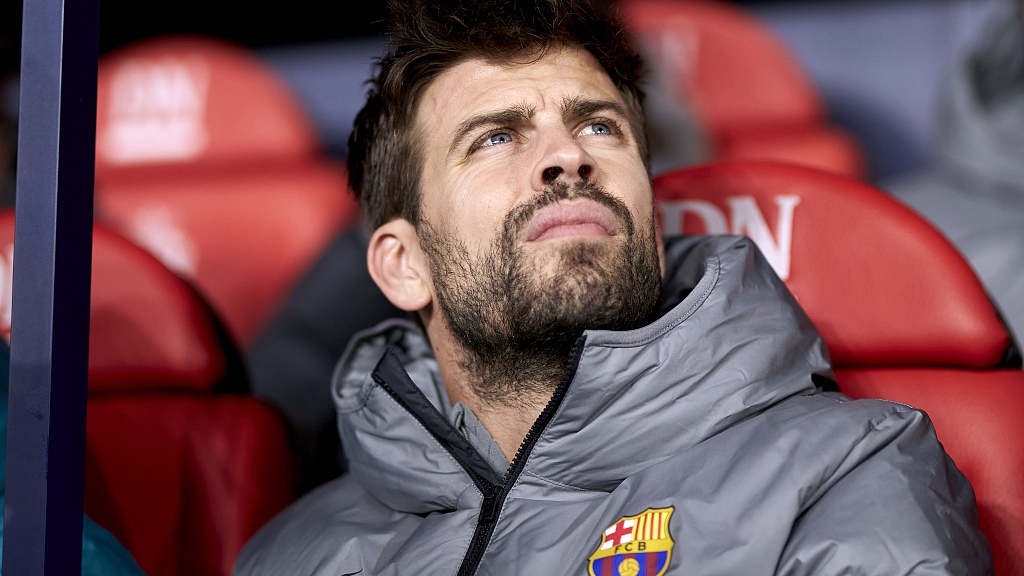 Gerard Pique of Barcelona sits on the bench during their clash with Osasuna at El Sadar Stadium in Pamplona, Spain, November 8, 2022. /CFP