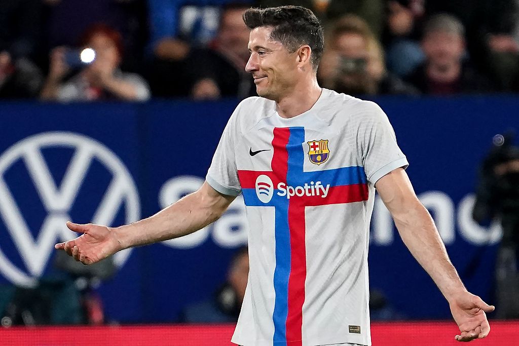 Barcelona forward Robert Lewandowski reacts as he is expulsed from the pitch after receiving a second yellow card during their clash with Osasuna at El Sadar Stadium in Pamplona, Spain, November 8, 2022. /CFP