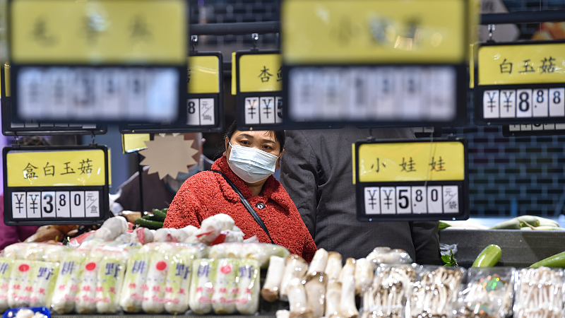 Customers buy vegetables at a supermarket in Nanjing, Jiangsu Province, China, November 9, 2022. /CFP