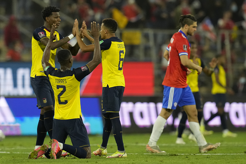 Players of Ecuador (L) celebrate after scoring a goal in the 2022 FIFA World Cup South American Football Confederation (CONMEBOL) qualifying tournament game against Chile at Estadio Nacional de Chile in Santiago, Chile, November 16, 2021. /CFP 