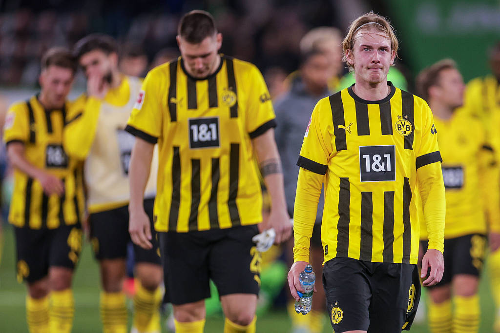 Borussia Dortmun players in frustration after their defeat to Wolfsburg in Wolfsburg, Germany, November 8, 2022. /CFP
