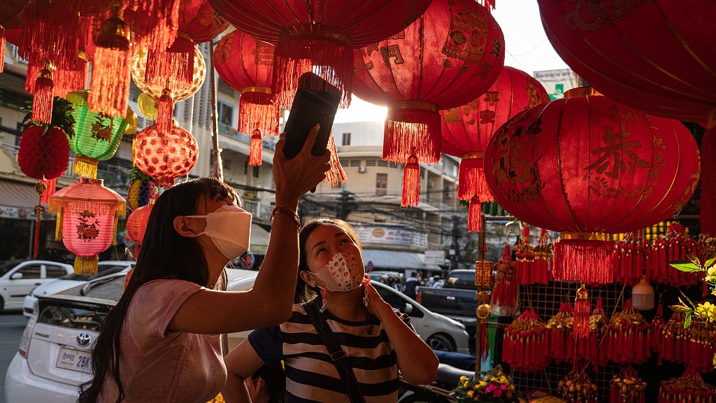People buy Chinese Lunar New Year lanterns at a store in Phnom Penh, capital of Cambodia, January 22, 2022. /CFP