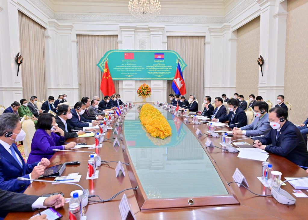 Chinese Premier Li Keqiang holds a meeting with Cambodian Prime Minister Samdech Techo Hun Sen at the Peace Palace in Phnom Penh, Cambodia, November 9, 2022. /Xinhua