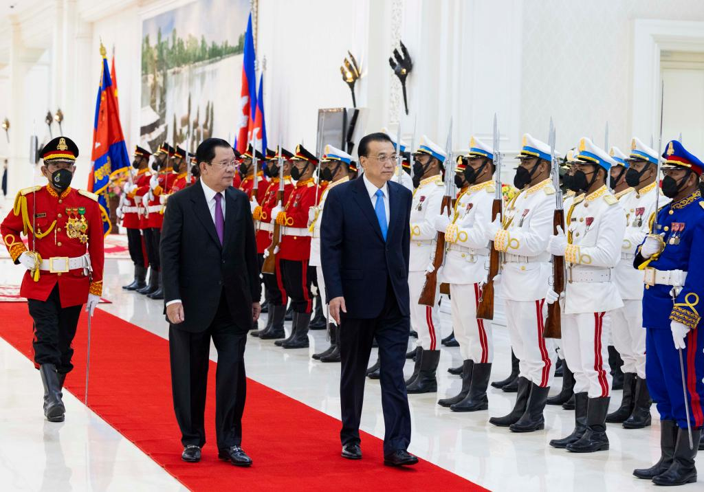 Cambodian Prime Minister Samdech Techo Hun Sen holds a grand welcome ceremony for Chinese Premier Li Keqiang prior to their meeting at the Peace Palace in Phnom Penh, Cambodia, November 9, 2022. /Xinhua