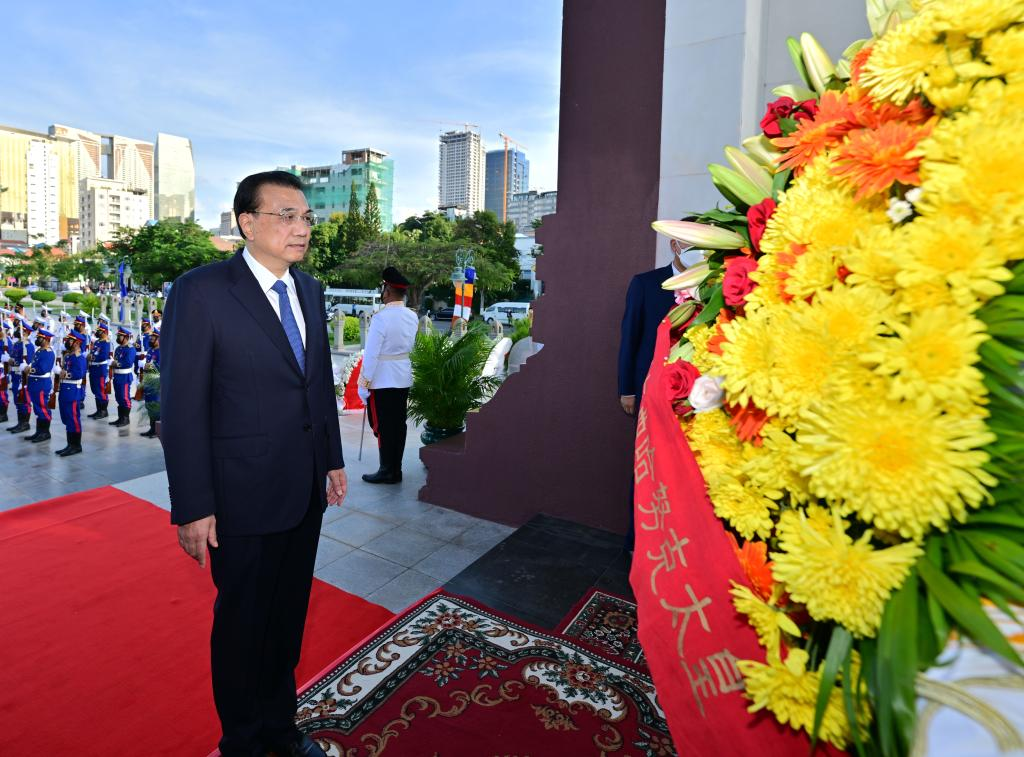 Chinese Premier Li Keqiang lays a wreath at the Statue of King Father Norodom Sihanouk before meeting with Cambodian Prime Minister Samdech Techo Hun Sen at the Peace Palace in Phnom Penh, Cambodia, November 9, 2022. /Xinhua