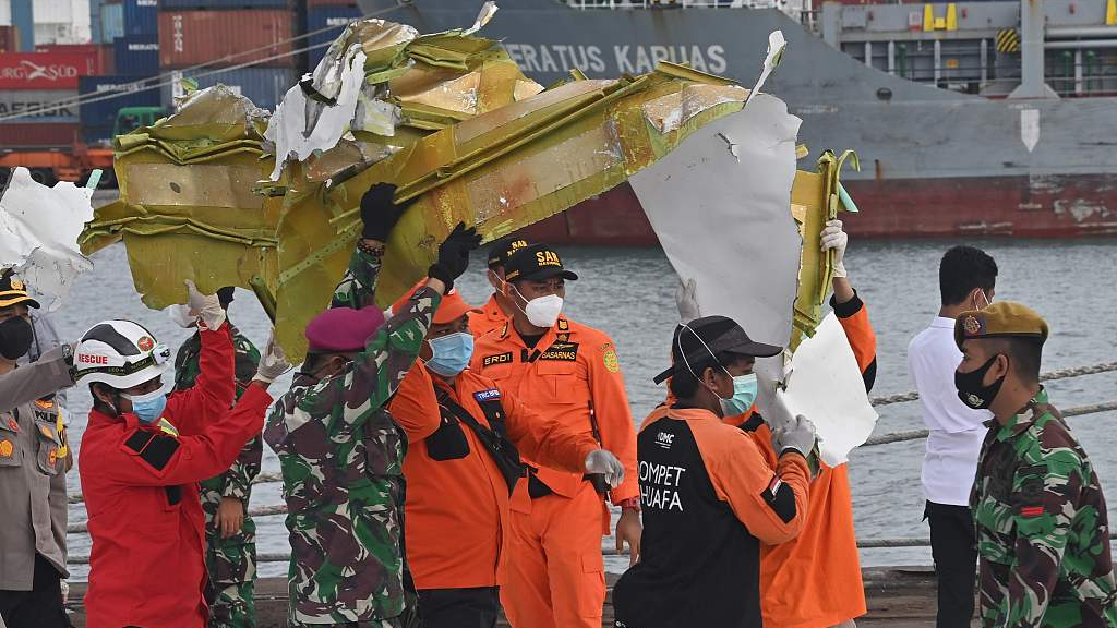 Members of a search and rescue team carry items from the crashed plane at Tanjung Priok port, north of Jakarta, January 11, 2021. /CFP