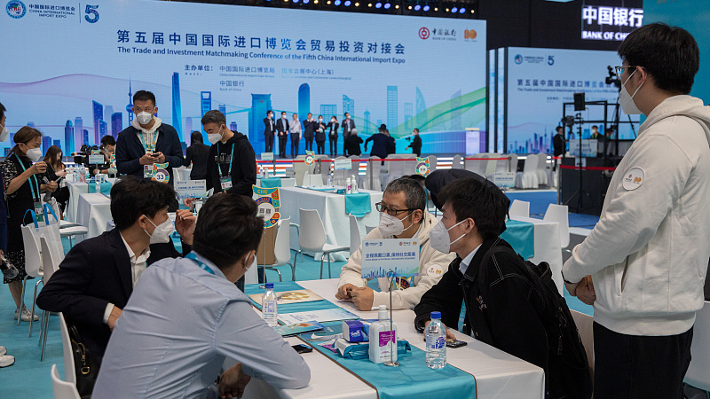 Delegates of exhibiting companies talk at the Trade and Investment Matchmaking Conference of the fifth China International Import Expo in Shanghai, east China, November 6, 2022. /CFP