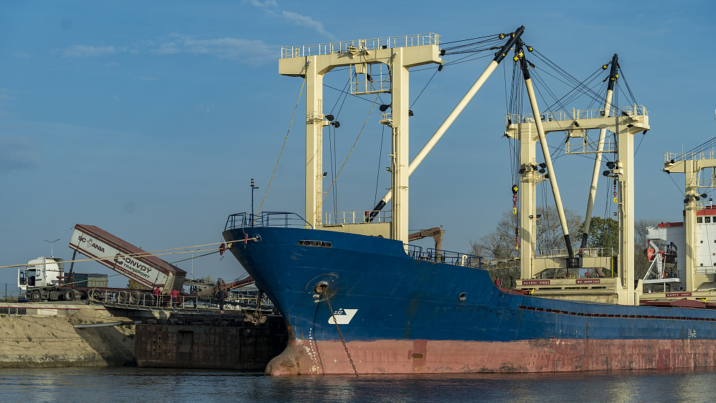 Grain filling of a ship in a western port of Ukraine, November 2, 2022. /CFP 