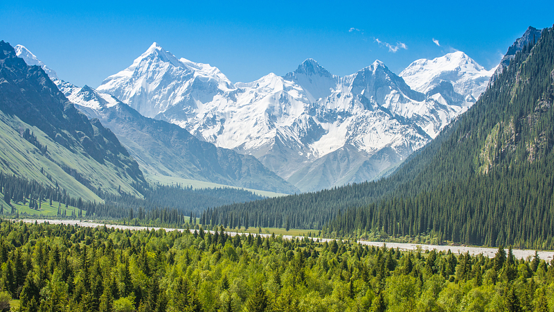 An view of Tianshan Mountain in Urumqi, Xinjiang Uygur Autonomous Region. /CFP
