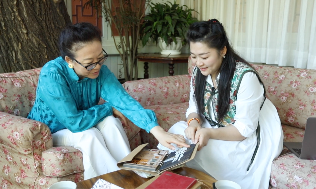 Li Linyujie (R) shows her notebooks to CGTN's reporter. /CGTN