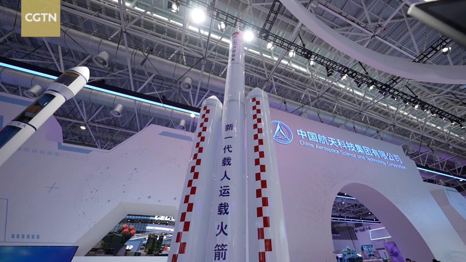 The model of the country's next-generation manned rocket for a moon landing is on display at the ongoing Airshow China 2022 in Zhuhai City of south China's Guangdong Province, November 10, 2022. /CGTN