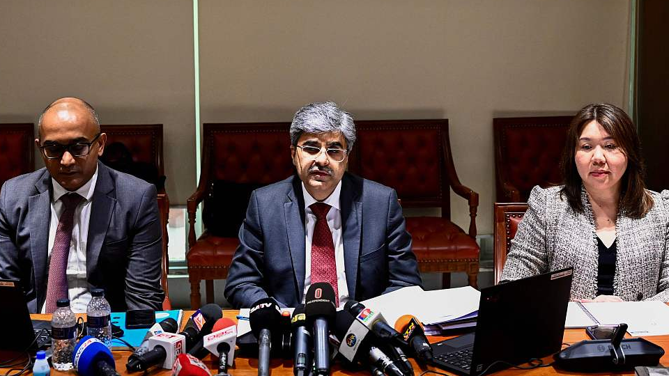 On November 9, 2022, in Dhaka, Bangladesh, Rahul Anand (center), representative of the International Monetary Fund, speaks at a press conference. /CFP
