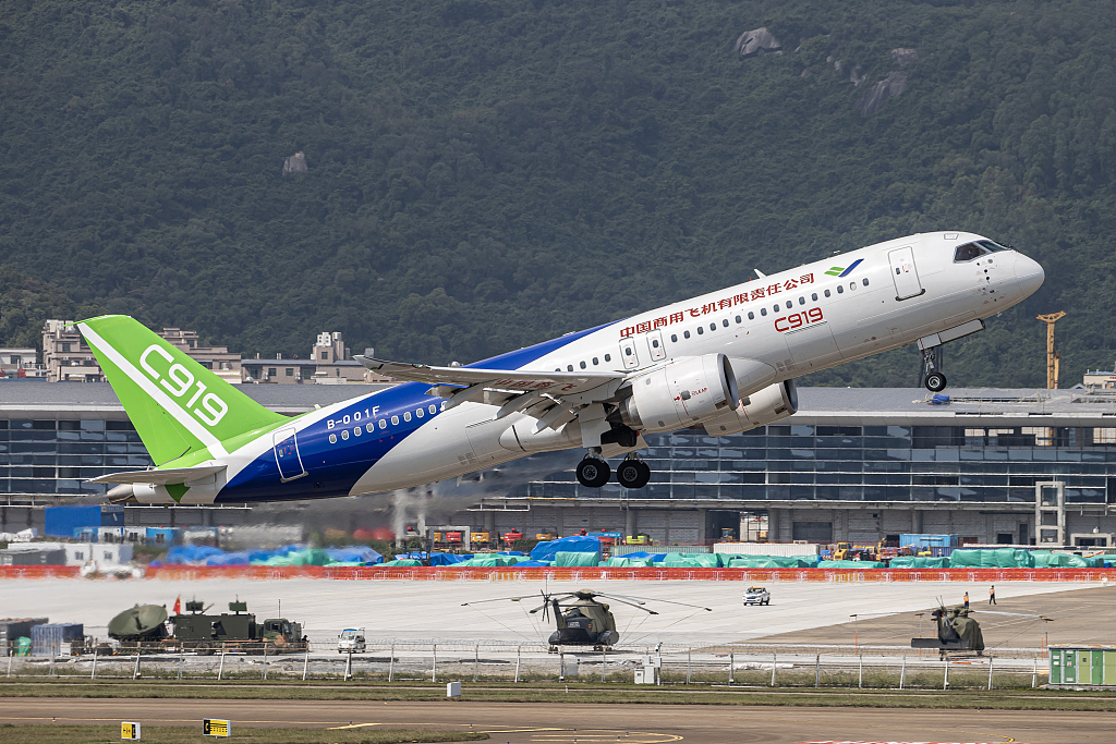 On November 9, 2022, in Zhuhai, Guangdong Province, a C919 civil aircraft of COMAC conducts a flight display over the 2022 Zhuhai Air Show. /CFP