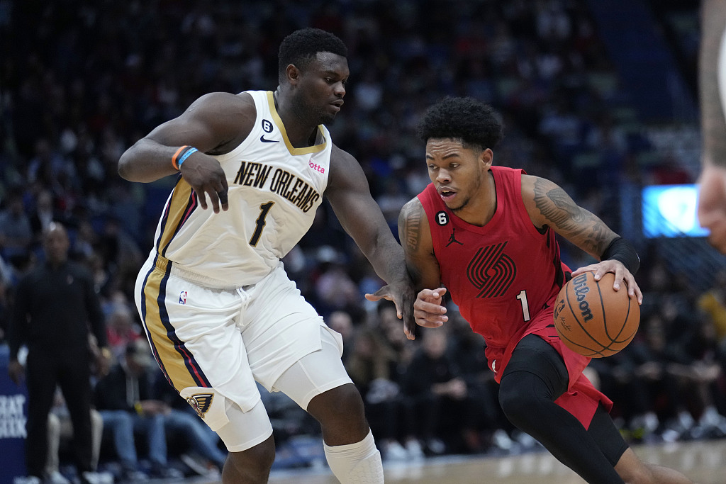 Anfernee Simons (R) of the Portland Trail Blazers penetrates in the game against the New Orleans Pelicans at Smoothie King Center in New Orleans, Louisiana, November 10, 2022. /CFP