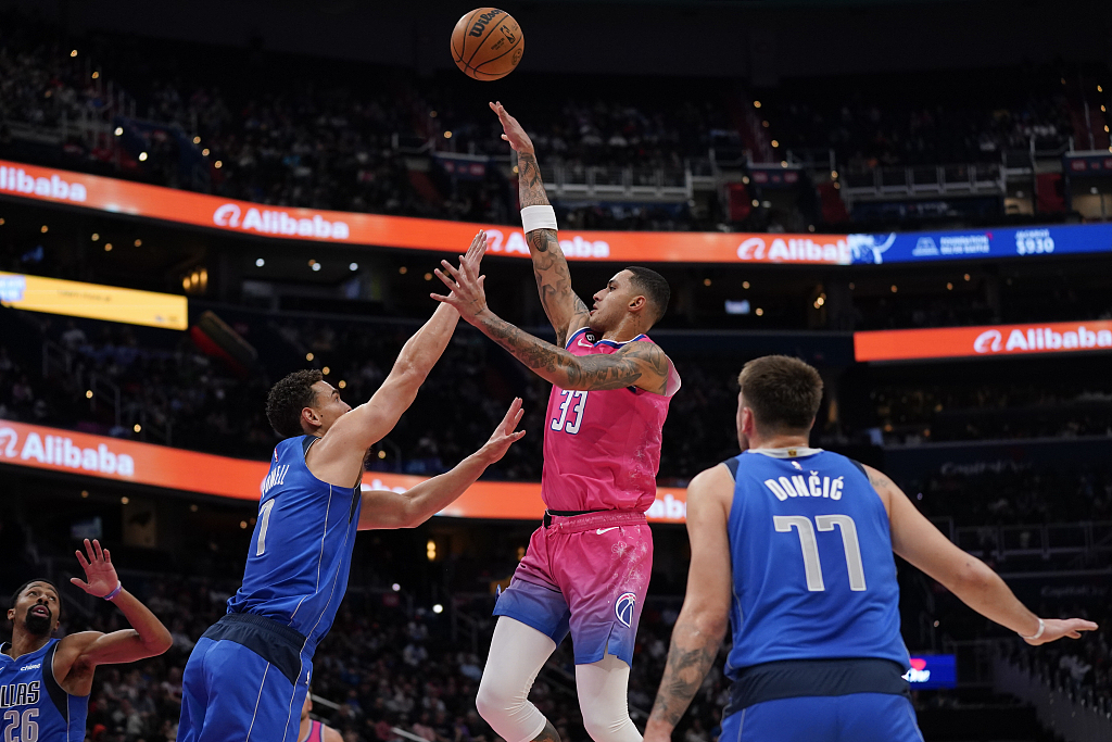 Kyle Kuzma (#33) of the Washington Wizards shoots in the game against the Dallas Mavericks at Capital One Arena in Washington, D.C., November 10, 2022. /CFP